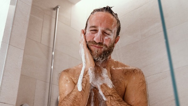 homme-se-lave-cheveux-shampoings